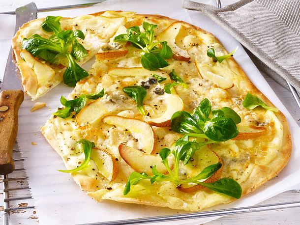 Flammkuchen mit Birne, Gorgonzola und Feldsalat Flammkuchen mit Birne, Gorgonzola und Feldsalat