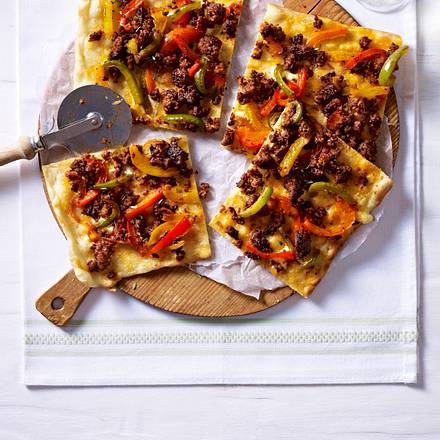 Flammkuchen mit bunter Paprika und Hack Rezept