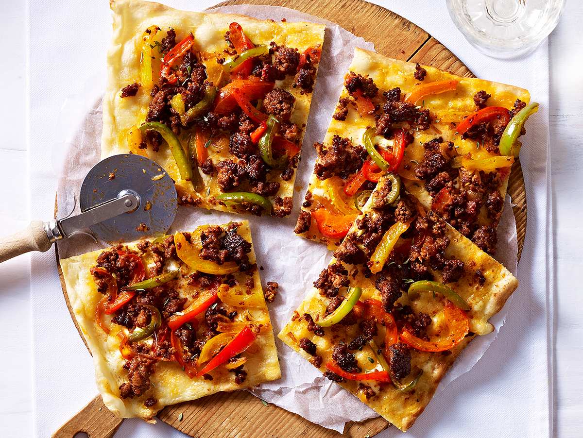 Flammkuchen mit bunter Paprika und Hack Rezept