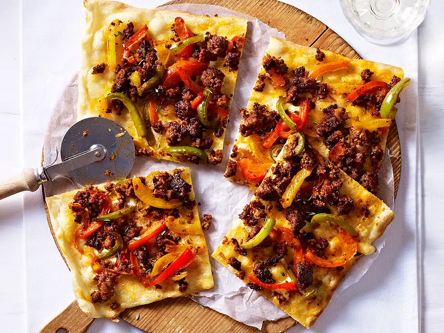 Flammkuchen mit bunter Paprika und Hack Rezept Flammkuchen mit bunter Paprika und Hack Rezept