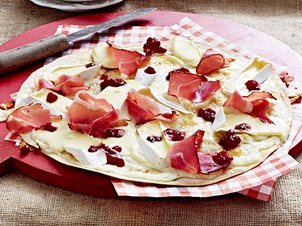 Flammkuchen mit Camembert Rezept
