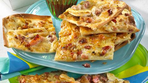 Flammkuchen mit Camembert Rezept - Foto: House of Food / Bauer Food Experts KG