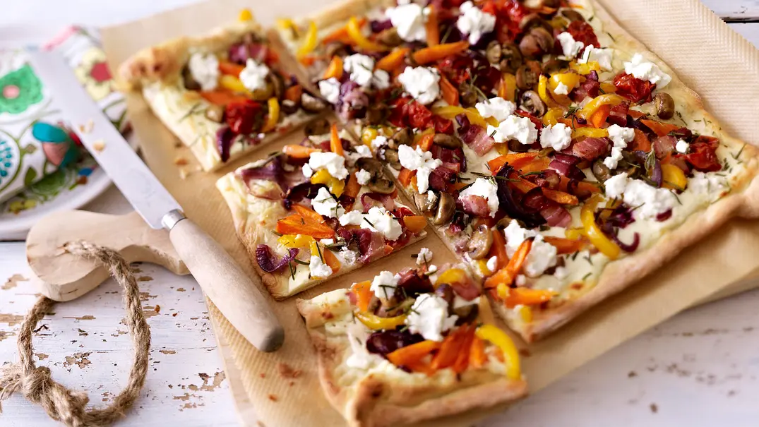 Flammkuchen mit geröstetem Gemüse Rezept - Foto: LECKER @ Bauer Media Group