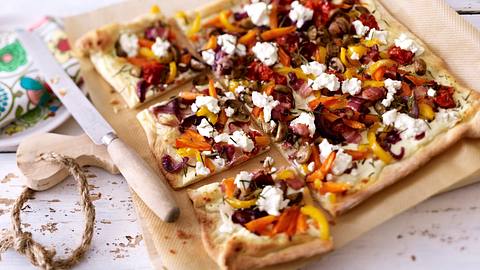Flammkuchen mit geröstetem Gemüse Rezept - Foto: House of Food / Bauer Food Experts KG
