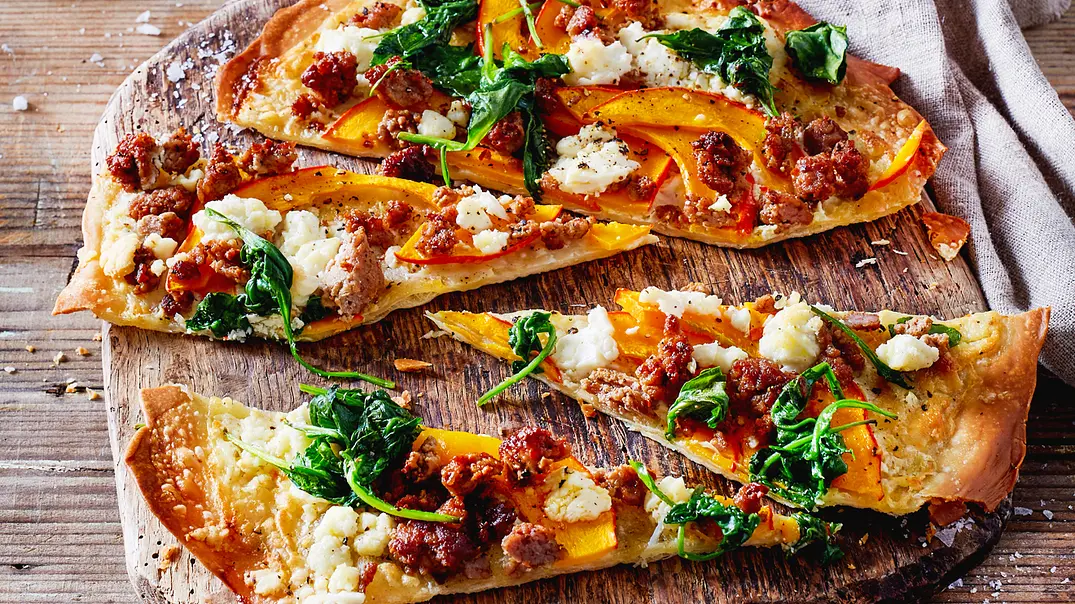 Flammkuchen mit Kürbis, Spinat und Hack Rezept - Foto: LECKER @ Bauer Media Group Flammkuchen mit Kürbis, Spinat und Hack Rezept - Foto: LECKER @ Bauer Media Group