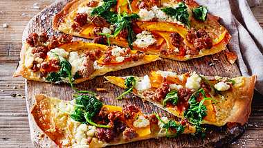 Flammkuchen mit Kürbis, Spinat und Hack Rezept - Foto: House of Food / Bauer Food Experts KG