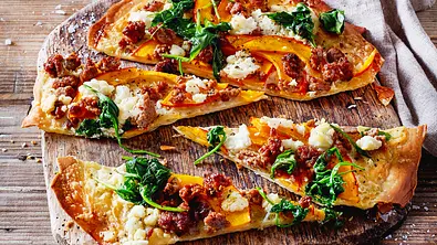 Flammkuchen mit Kürbis, Spinat und Hack Rezept - Foto: LECKER @ Bauer Media Group