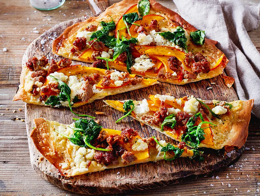 Flammkuchen mit Kürbis, Spinat und Hack Rezept Flammkuchen mit Kürbis, Spinat und Hack Rezept