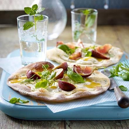 Flammkuchen mit mediterranen Kräutern, Ziegenfrischkäsecreme und Feigen Rezept