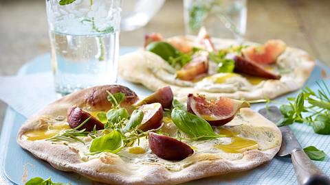 Flammkuchen mit mediterranen Kräutern, Ziegenfrischkäsecreme und Feigen Rezept - Foto: House of Food / Bauer Food Experts KG