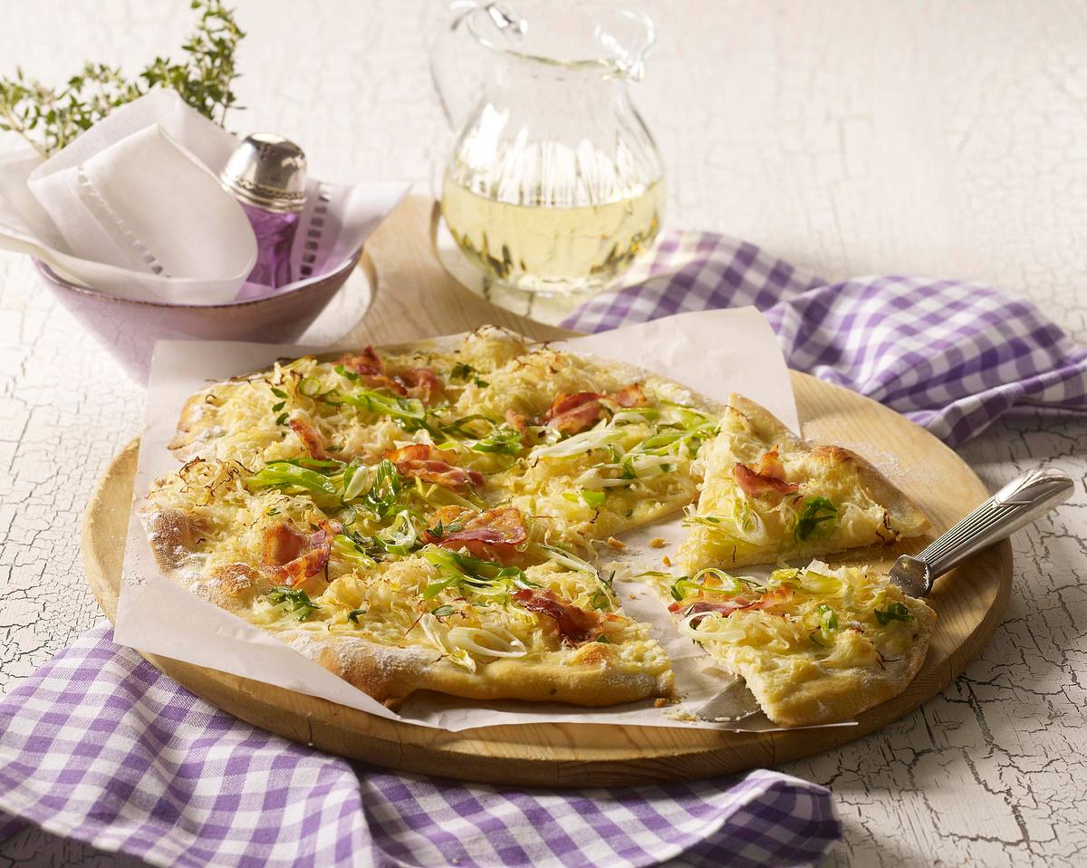 Flammkuchen mit Sauerkraut, Lauchzwiebeln und Speck Rezept