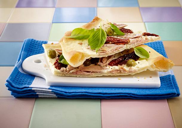 Flammkuchen mit Schmandguss, getrockneten Tomaten, Oliven, Thunfisch und Basilikum Rezept Flammkuchen mit Schmandguss, getrockneten Tomaten, Oliven, Thunfisch und Basilikum Rezept