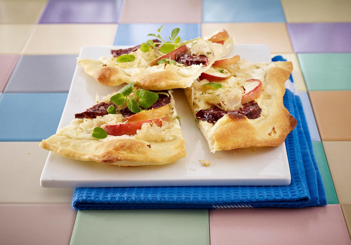 Flammkuchen mit Schmandguss, Sauerkraut, Apfel, Majoran und Blutwurst Rezept