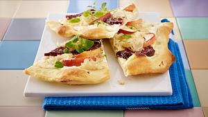 Flammkuchen mit Schmandguss, Sauerkraut, Apfel, Majoran und Blutwurst Rezept - Foto: House of Food / Bauer Food Experts KG