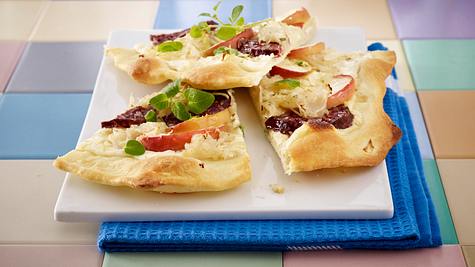 Flammkuchen mit Schmandguss, Sauerkraut, Apfel, Majoran und Blutwurst Rezept - Foto: House of Food / Bauer Food Experts KG