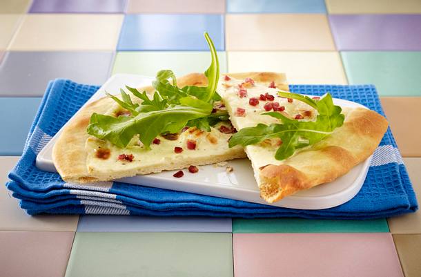 Flammkuchen mit Schmandguss, Speckwürfel und Rauke Rezept