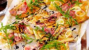  Flammkuchen mit Speck Rezept - Foto: House of Food / Bauer Food Experts KG