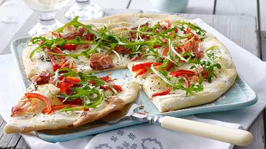 Flammkuchen mit Ziegenfrischkäse, Parmaschinken und Rucola Rezept - Foto: House of Food / Bauer Food Experts KG