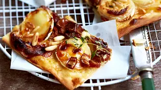 Flammkuchen mit Ziegenkäse und Datteln Rezept - Foto: LECKER @ Bauer Media Group Flammkuchen mit Ziegenkäse und Datteln Rezept - Foto: LECKER @ Bauer Media Group