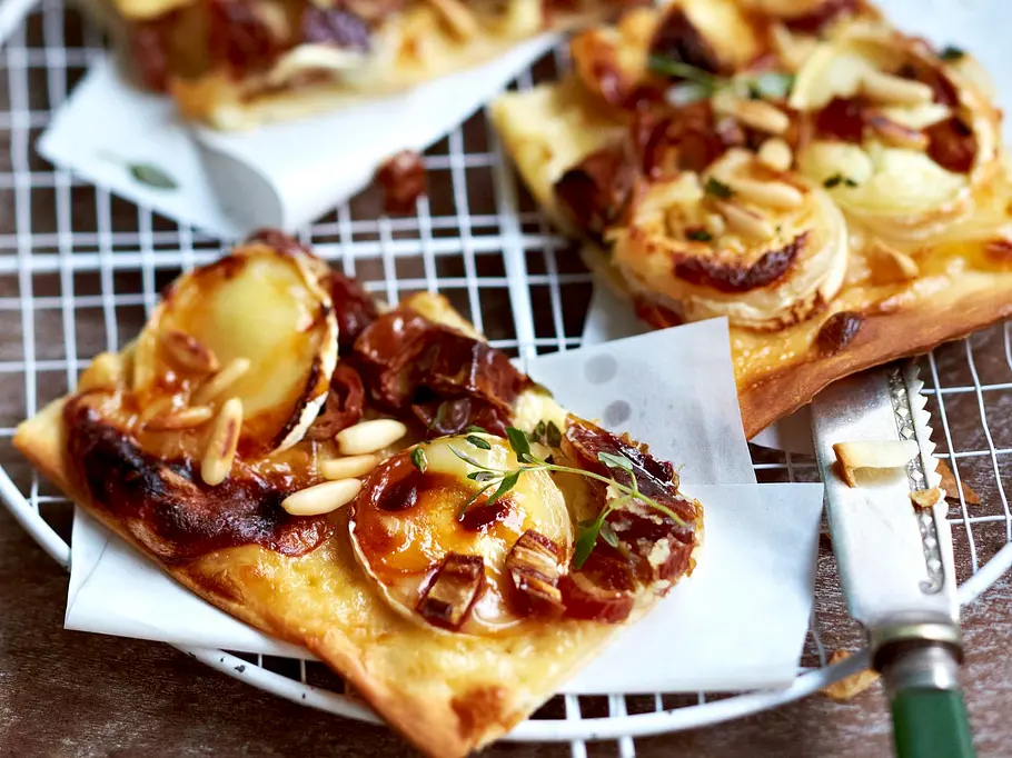 Flammkuchen mit Ziegenkäse und Datteln Rezept Flammkuchen mit Ziegenkäse und Datteln Rezept