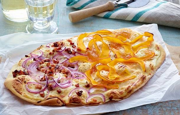 Flammkuchen mit zwei Belägen Rezept Flammkuchen mit zwei Belägen Rezept