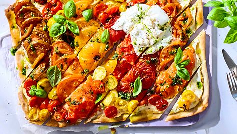 Flammkuchen-Rezept mit bunten Tomaten, Burrata und frischem Basilikum. - Foto: LECKER @ Bauer Media Group
