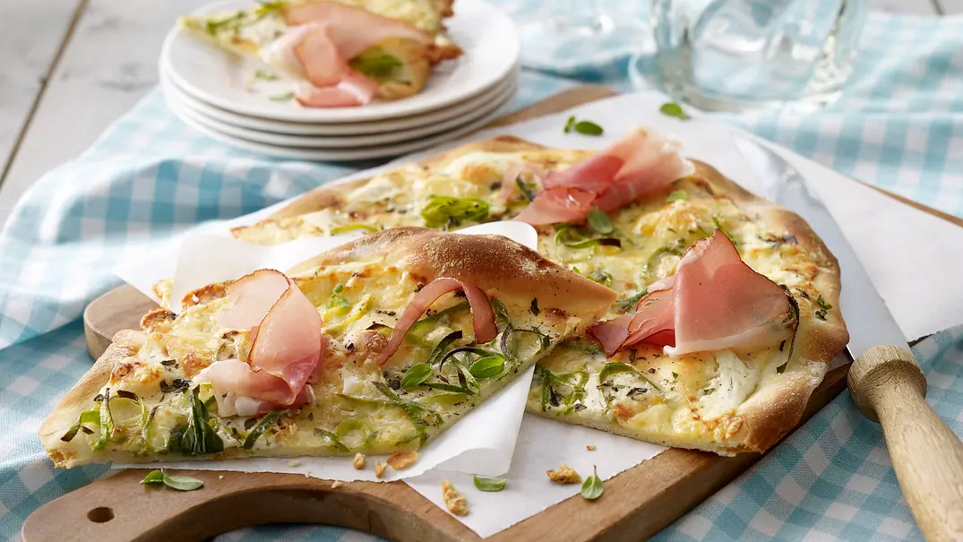 Flammkuchen Schwarzwälder Art Rezept - Foto: LECKER @ Bauer Media Group Flammkuchen Schwarzwälder Art Rezept - Foto: LECKER @ Bauer Media Group