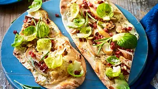 Flammkuchen-Streifen mit Birne und Rosenkohl Rezept - Foto: LECKER @ Bauer Media Group Flammkuchen-Streifen mit Birne und Rosenkohl Rezept - Foto: LECKER @ Bauer Media Group