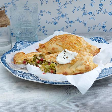 Flammkuchentaschen mit Porree-Schinken-Füllung Rezept Flammkuchentaschen mit Porree-Schinken-Füllung Rezept