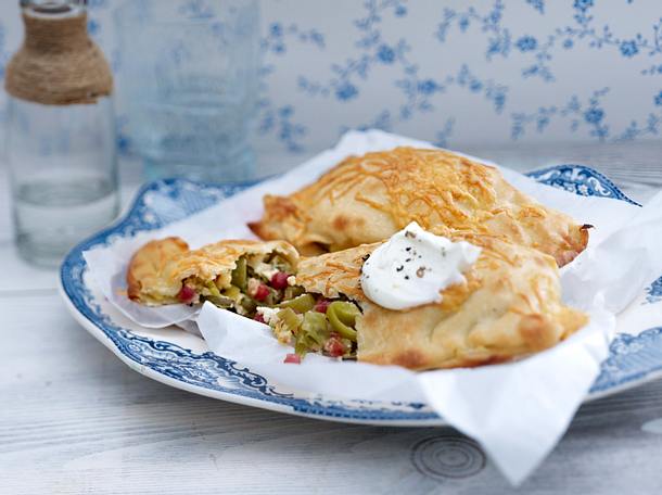 Flammkuchentaschen zum Feierabend Rezept Flammkuchentaschen zum Feierabend Rezept
