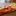 Servierfertiger, mit Kräutern garnierter Flammlachs auf einem Holzbrett - Foto: iStock/rez-art