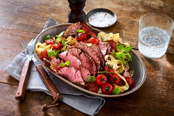 Flanksteak auf Gemüse-Tagliatelle Rezept Flanksteak auf Gemüse-Tagliatelle Rezept