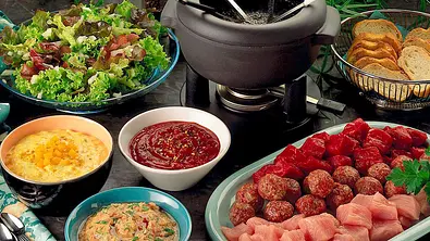 Fleisch-Fondue dreierlei Dips - Foto: LECKER @ Bauer Media Group Fleisch-Fondue dreierlei Dips - Foto: LECKER @ Bauer Media Group