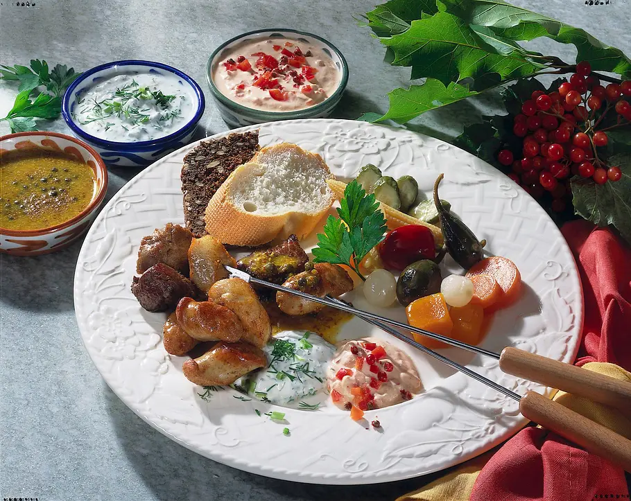 Fleisch-Fondue mit raffinierten Soßen Rezept