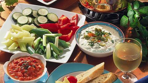 Fleisch-Fondue mit zwei Dips Rezept - Foto: House of Food / Bauer Food Experts KG