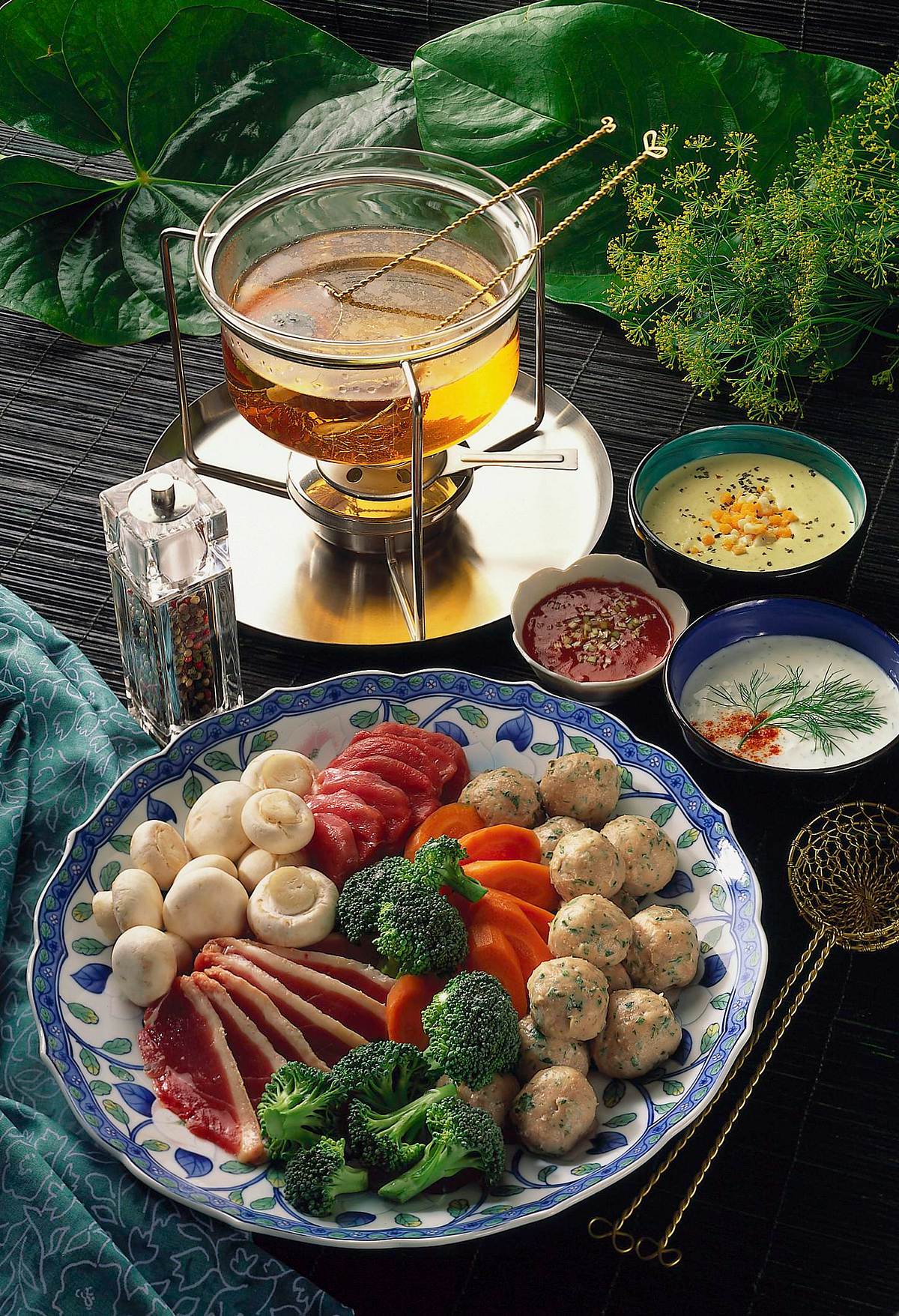 Fleisch-Gemüse-Fondue mit Hühnerbrühe Rezept