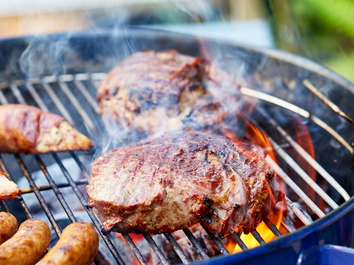 Fleisch grillen - so geht's richtig: Steak auf dem Grill