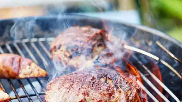 Fleisch grillen - so gehts richtig: Steak auf dem Grill - Foto: LECKER @ Bauer Media Group Fleisch grillen - so gehts richtig: Steak auf dem Grill - Foto: LECKER @ Bauer Media Group