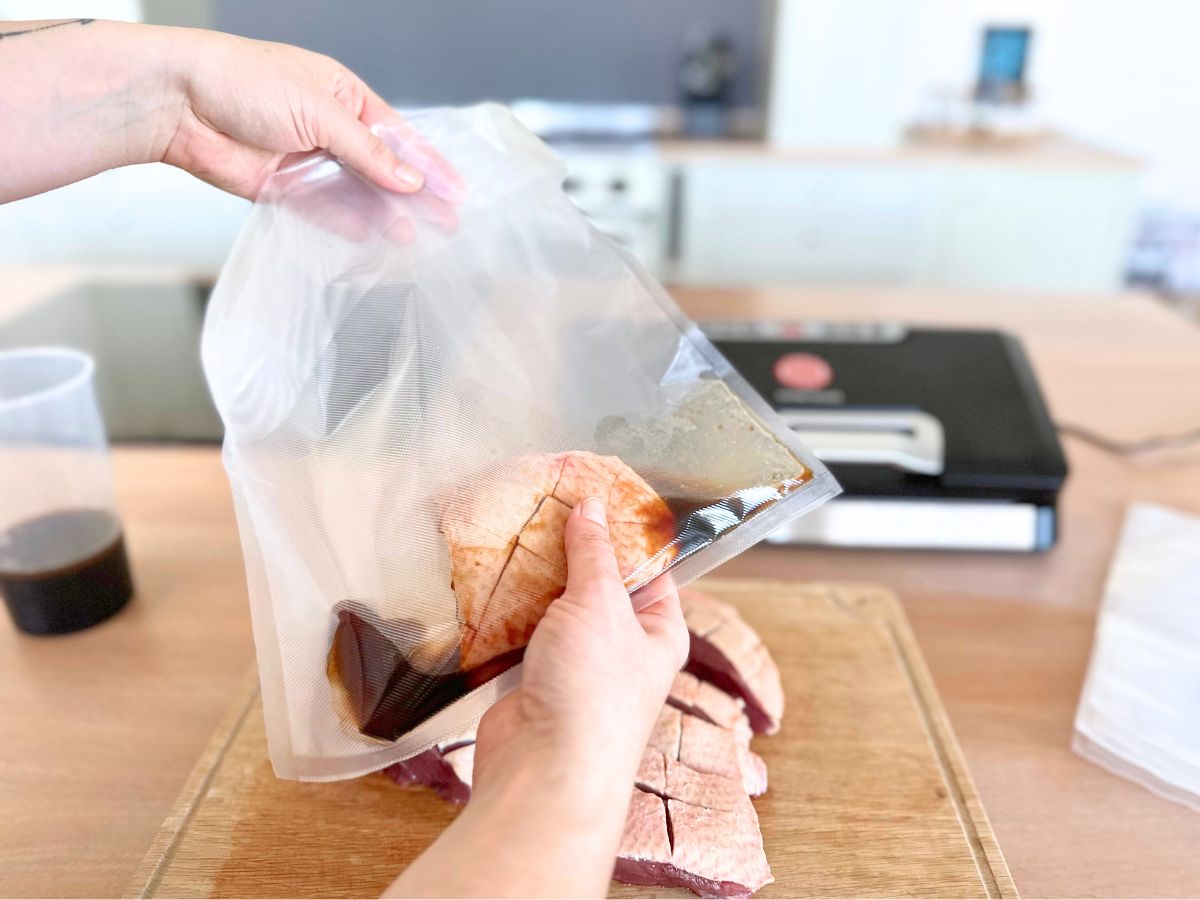 Fleisch im Vakuumbeutel marinieren