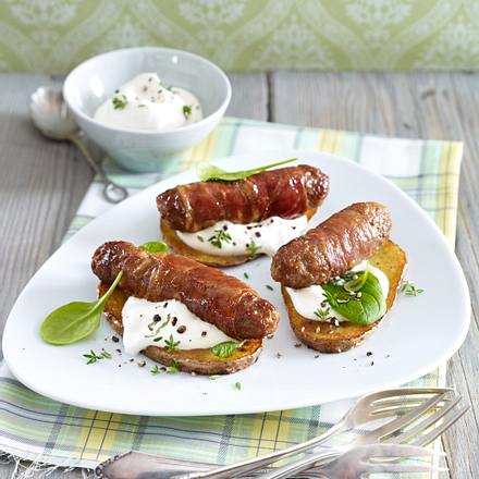 Fleisch-Parmaröllchen auf gerösteten Kartoffelscheiben Rezept Fleisch-Parmaröllchen auf gerösteten Kartoffelscheiben Rezept