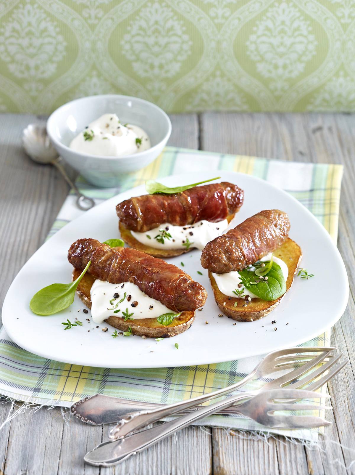 Fleisch-Parmaröllchen auf gerösteten Kartoffelscheiben Rezept