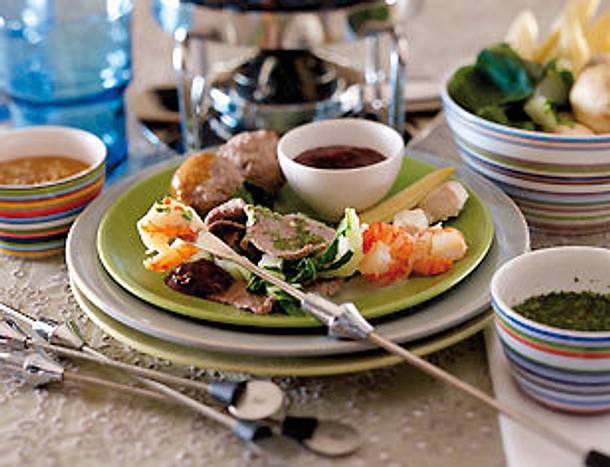 Fleisch- und Fischfondue mit dreierlei Dips Rezept Fleisch- und Fischfondue mit dreierlei Dips Rezept