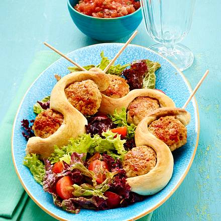 Fleischbällchen-Brot-Spieß auf Salat mit Vinaigrette Rezept Fleischbällchen-Brot-Spieß auf Salat mit Vinaigrette Rezept