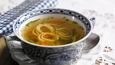 Klassisches Rezept für Fleischbrühe: helle Fleischbrühe mit Einlage - Foto: LECKER @ Bauer Media Group Klassisches Rezept für Fleischbrühe: helle Fleischbrühe mit Einlage - Foto: LECKER @ Bauer Media Group