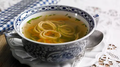 Fleischbrühe mit Kräuterflädle Rezept - Foto: LECKER @ Bauer Media Group