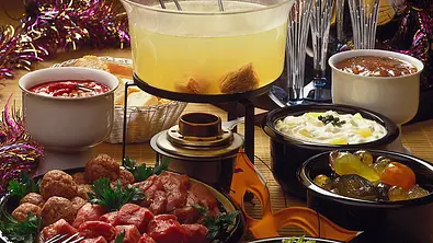 Fleischfondue mit Hühnerbrühe Rezept - Foto: LECKER @ Bauer Media Group