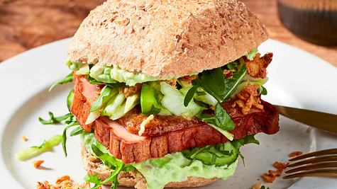 Fleischkäse-Burger mit Avocadocreme Rezept - Foto: House of Food / Bauer Food Experts KG