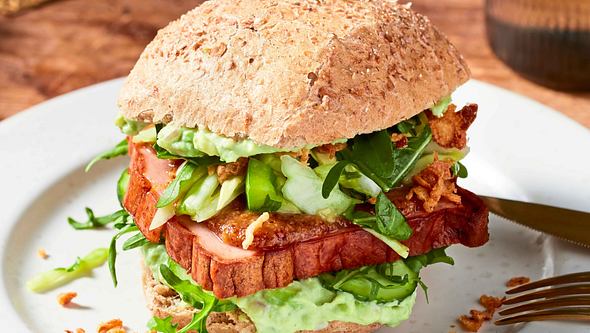 Fleischkäse-Burger mit Avocadocreme Rezept - Foto: House of Food / Bauer Food Experts KG