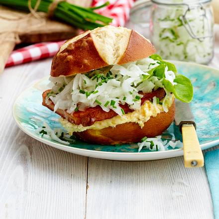 Fleischkäse-Burger mit Rettich und Obatzda Rezept