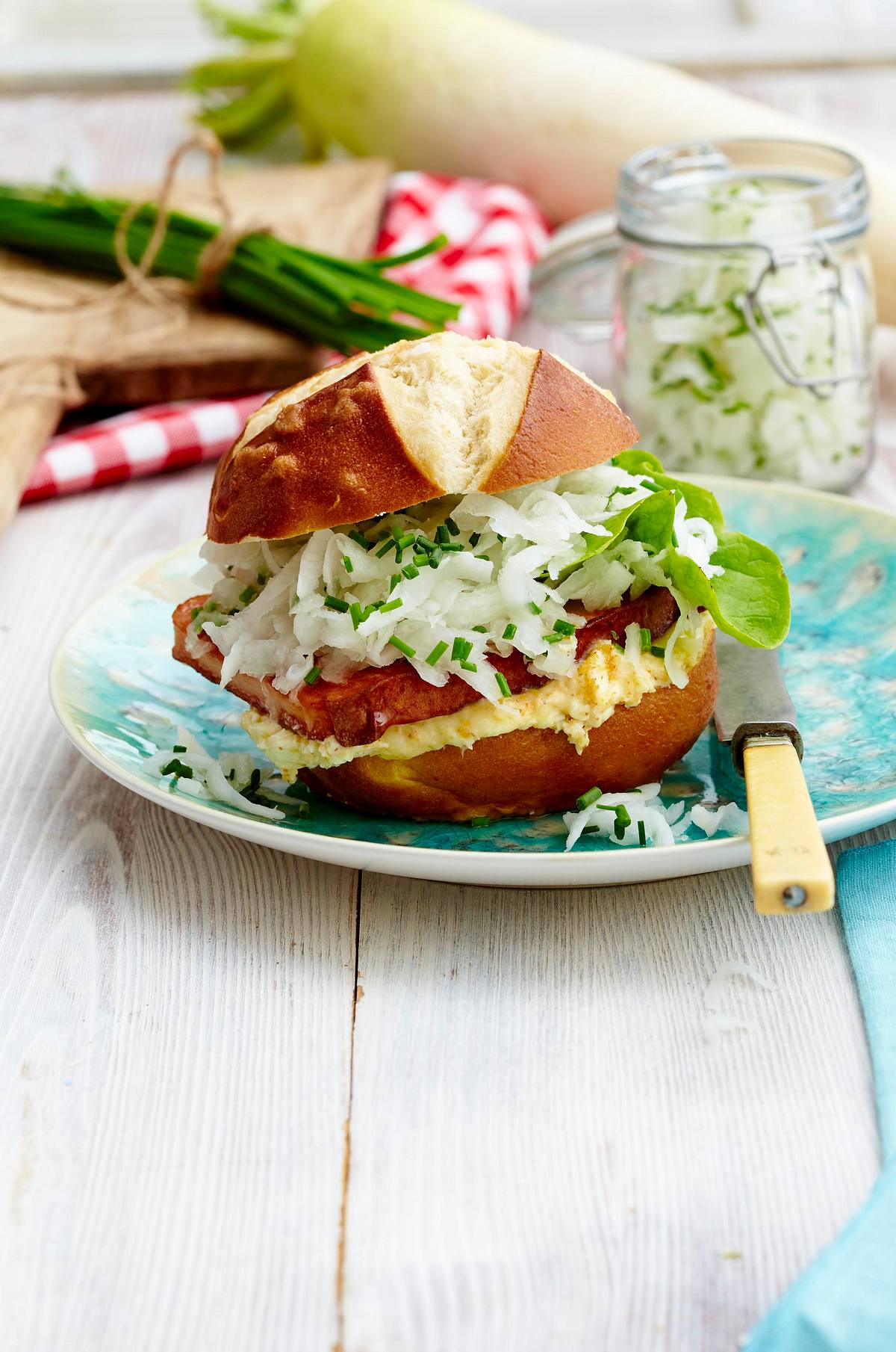 Fleischkäse-Burger mit Rettich und Obatzda Rezept